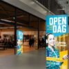 Pop-up LED frame op school met Open dag print
